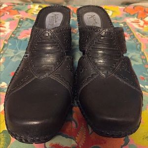 Clarks Artisan Collection NWOT Brown Leather Clogs